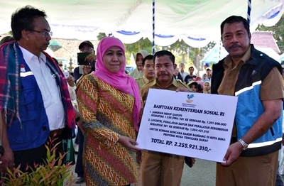 Khofifah Serahkan Bantuan Jaminan Hidup untuk Korban Banjir - Kabar Harian Bima