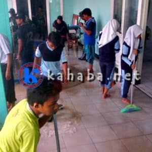 Siswa SMAN 2 Gotong-Royong Bersihkan Sisa Banjir 