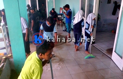 Siswa SMAN 2 Gotong-Royong Bersihkan Sisa Banjir  - Kabar Harian Bima