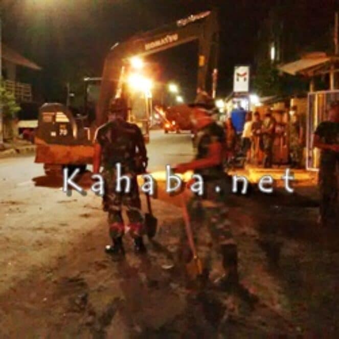 TNI Kerja Siang Malam Bersihkan Sampah dan Lumpur Sisa Banjir
