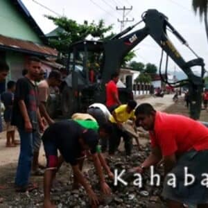 Bersihkan Sampah Banjir, Warga Kerja Bakti dengan TNI - Kabar Harian Bima