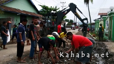 Bersihkan Sampah Banjir, Warga Kerja Bakti dengan TNI - Kabar Harian Bima