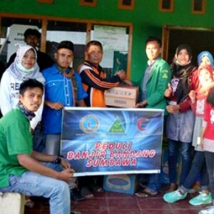GP Ansor Salurkan Bantuan Korban Banjir Sumbawa - Kabar Harian Bima