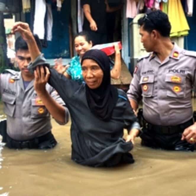 Begini Aksi Sigap TNI dan Polisi Bantu Korban Banjir Woha