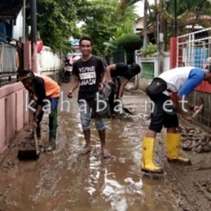 Madasigi Gotong Royong Bersihkan Lumpur Sisa Banjir