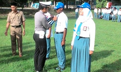 33 Siswa SMKN 2 Dilantik Jadi Polisi Siswa - Kabar Harian Bima