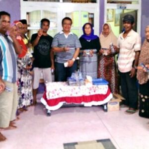 Warga Mata Rabun Dapat Kacamata Gratis dari H. Sutarman Kosambo