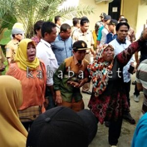 Protes Pelantikan Kepsek, Seorang Ibu Nangis Histeris