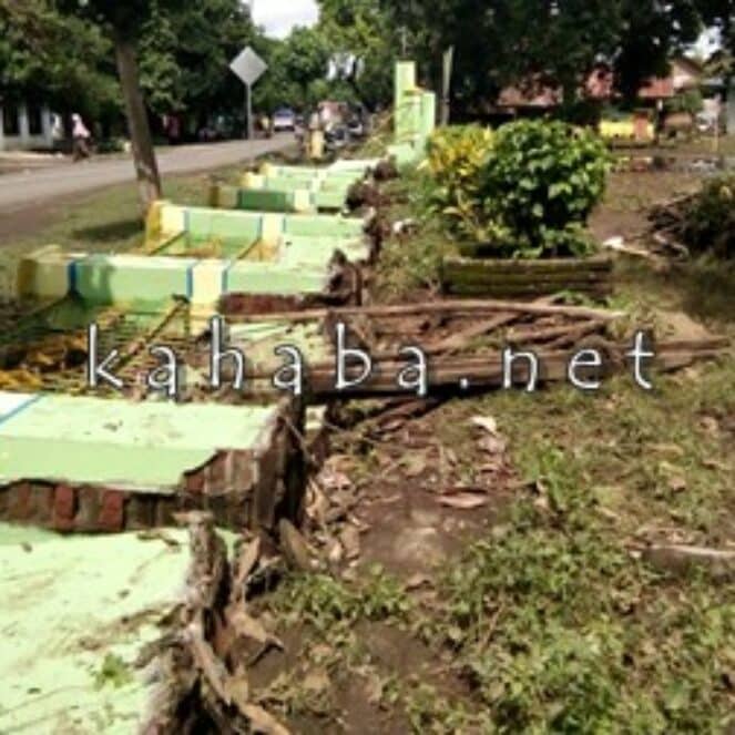 Diterjang Banjir Satu Meter, Pagar SDN Rada Roboh