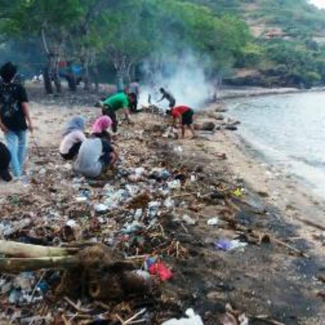 FKGO Bersihkan Sampah di Pantai So Numbe