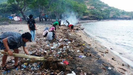FKGO Bersihkan Sampah di Pantai So Numbe - Kabar Harian Bima