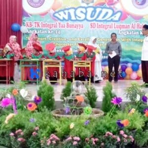TK Yaa Bunayya dan SD Integral Lukman Al Hakim Wisuda 69 Siswa