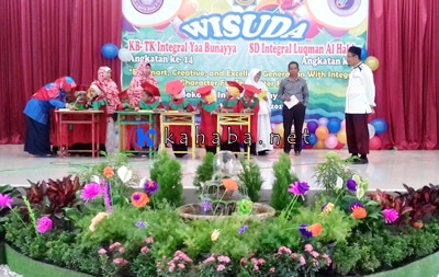 TK Yaa Bunayya dan SD Integral Lukman Al Hakim Wisuda 69 Siswa - Kabar Harian Bima