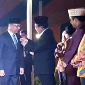 Wawali Bima Terima Penghargaan Dharma Karya Kencana