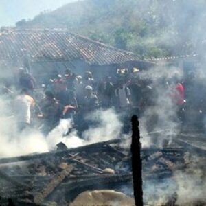 Kebakaran di Ambalawi, 3 Rumah Habis Terbakar