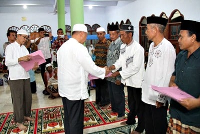 Wawali Bima Serahkan Bantuan Masjid dan Musholla di Nungga - Kabar Harian Bima