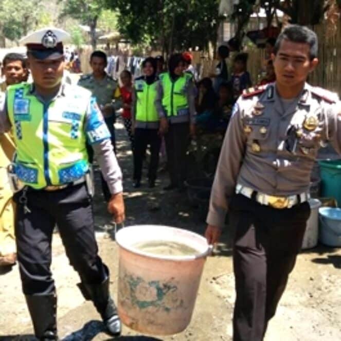 Sat Lantas Polres Bima Salurkan Air Bersih di Wilayah Kekeringan