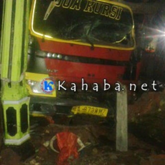 Diduga Supir Ngantuk, Truk Tabrak Rumah Warga