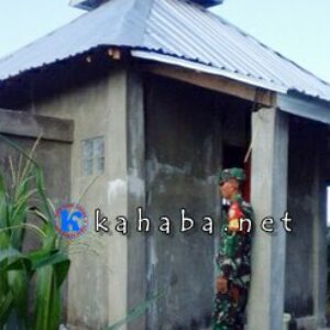 Subhanallah, Anggota TNI Ini Bangun Musholla Bersama Warga