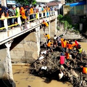 Madasigi, Kobar, TSBK dan BPBD Bersihkan Sampah di Jembatan Padolo - Kabar Harian Bima