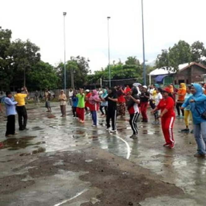 Diguyur Hujan, Warga Rabangodu Selatan Antusias Ikut Senam Lutfi – Feri