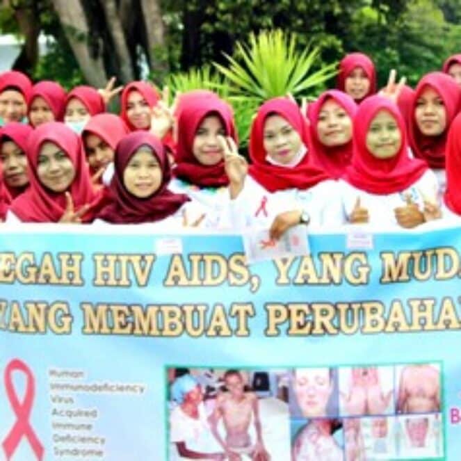 Peringati Hari AIDS, Akbid Harapan Bunda Gelar Long March
