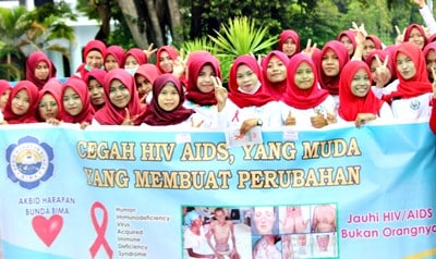 Peringati Hari AIDS, Akbid Harapan Bunda Gelar Long March - Kabar Harian Bima