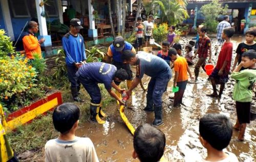 FTSB Bersihkan Lumpur Sisa Banjir di SDN 67 Kota Bima - Kabar Harian Bima