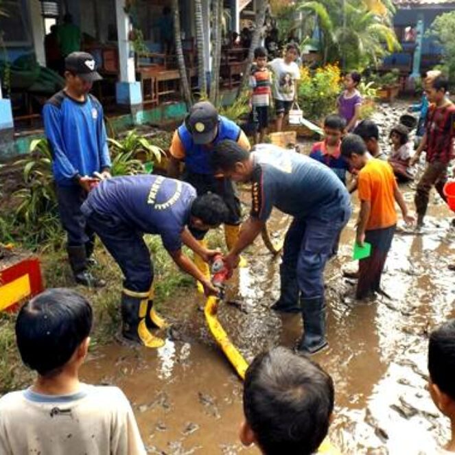 FTSB Bersihkan Lumpur Sisa Banjir di SDN 67 Kota Bima