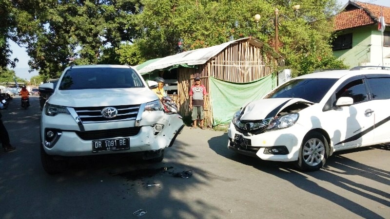 Dikejar Karena Lawan Jalur Mobilio Tabrak Fortuner 