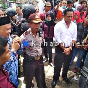 Temui Mahasiswa, Kepala Distanbun Dikawal Polisi Bersenjata