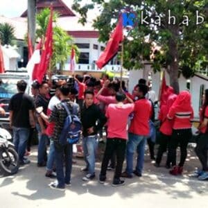 Demo Hari Anti Korupsi, LMND Desak Kasus Fiberglass, Bawang Merah dan K2 Dituntaskan - Kabar Harian Bima