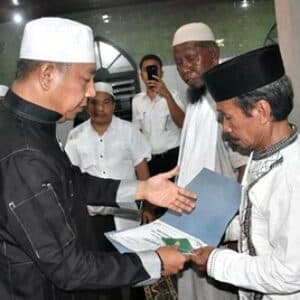 Wawali Serahkan Bantuan Masjid di Tanjung dan Melayu