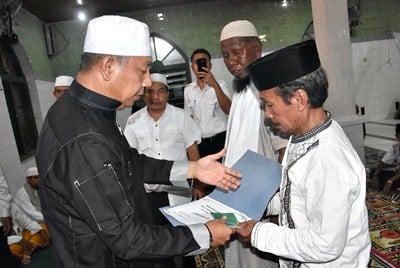 Wawali Serahkan Bantuan Masjid di Tanjung dan Melayu - Kabar Harian Bima