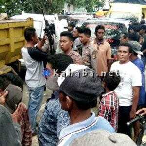Aparat Bersenjata Lengkap Buka Paksa Blokir Jalan Di Sondosia - Kabar Harian Bima