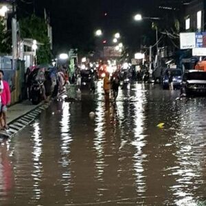 2 Bakal Paslon Tinjau Korban Banjir Kampung Sigi