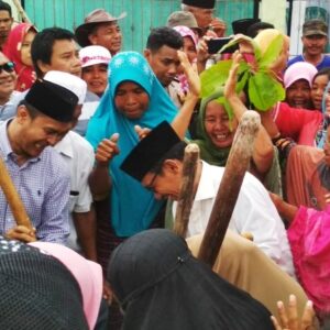Shalawat dan Kareku Kandei Sambut Lutfi-Feri di Rabadompu Barat