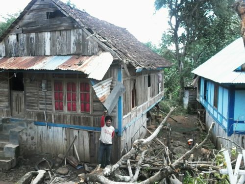 Angin Puting Beliung Hantam Wilayah Donggo, Rumah Warga Rusak - Kabar Harian Bima