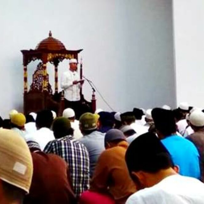 Sholat Gerhana di Masjid Terapung Dipadati Ribuan Warga