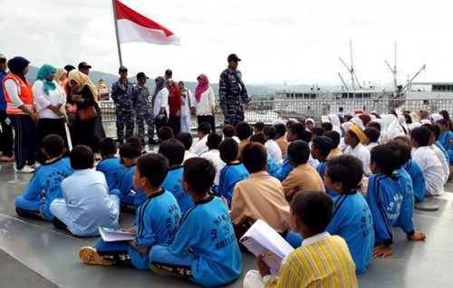 Siswa SDN 29  Belajar Diatas Kapal Perang KRI Teluk Sampit 515 - Kabar Harian Bima