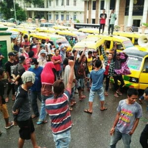 Protes Jalan Satu Jalur, Sopir Angkut Demo Pemkot Bima