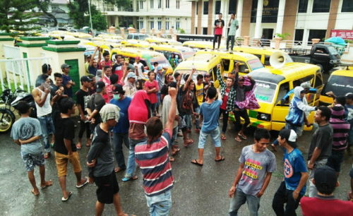Protes Jalan Satu Jalur, Sopir Angkut Demo Pemkot Bima - Kabar Harian Bima