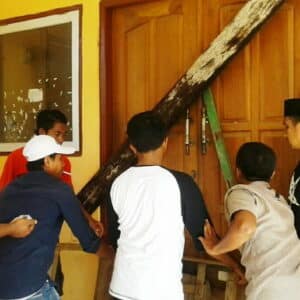 Massa Aksi Segel Kantor UPTD Dikpora Kecamatan Madapangga - Kabar Harian Bima