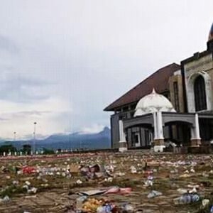 Sampah Berserakan Usai Acara Syukuran Dinda-Dahlan, Relawan Jao dan IKA 10 Makassar Bantu Bersih-Bersih - Kabar Harian Bima