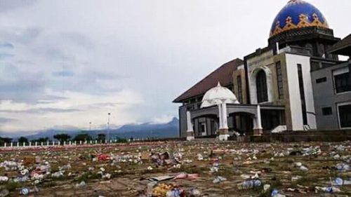 Sampah Berserakan Usai Acara Syukuran Dinda-Dahlan, Relawan Jao dan IKA 10 Makassar Bantu Bersih-Bersih - Kabar Harian Bima