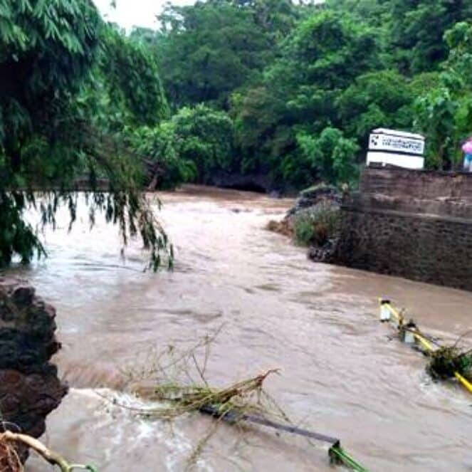 Banjir, Jembatan di Desa Kananta Soromandi Putus