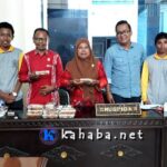 Mahasiswa STKIP Bima Jual Kue Untuk Modal KKN - Kabar Harian Bima