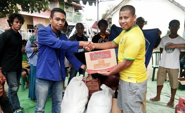 STIE Bima Bawa Bantuan Korban Banjir di Dompu - Kabar Harian Bima