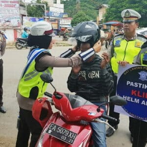 Polisi Hadiahkan Bunga dan Helm Untuk Pengendara Tertib