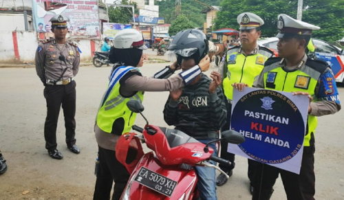 Polisi Hadiahkan Bunga dan Helm Untuk Pengendara Tertib - Kabar Harian Bima